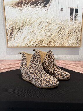 TOMS Women's Kelsey Ankle Boot (Size 7 Color: Desert Tan Leopard Print Suede)